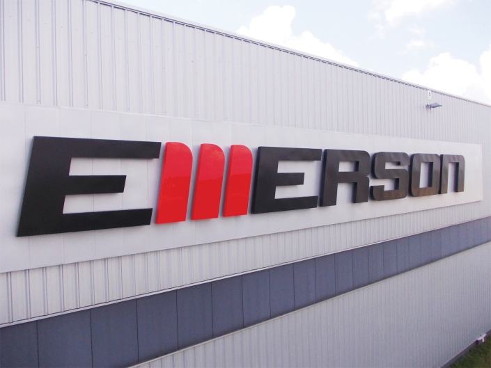 litery 3D na elewacji budynku