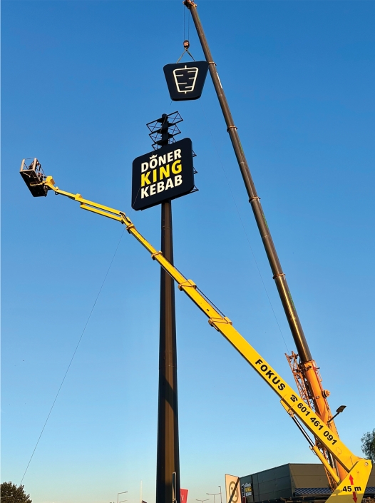 montaż słupa reklamowego