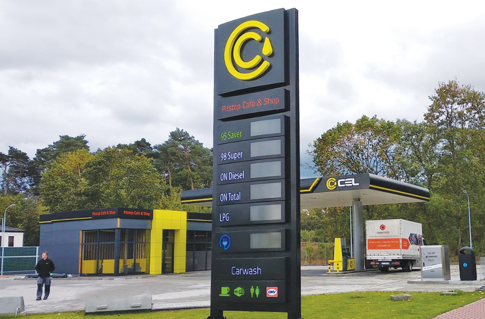 pylon cenowy przy stacji paliw