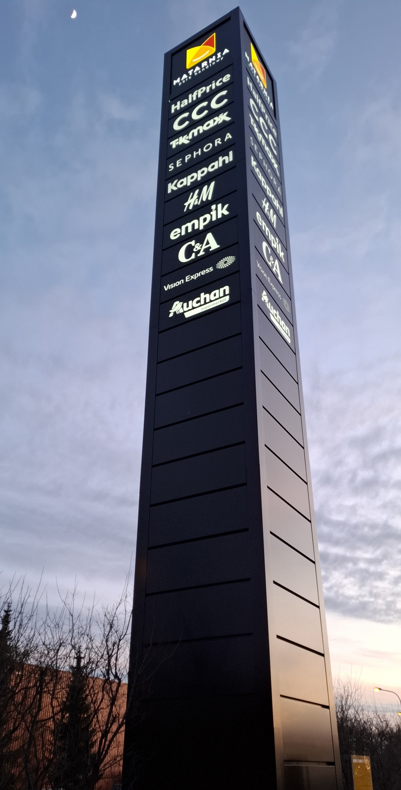 pylon reklamowy dla parku handlowego