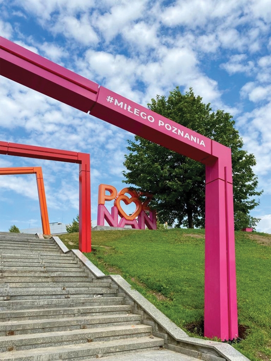 litery z nazwą miasta i bramownice