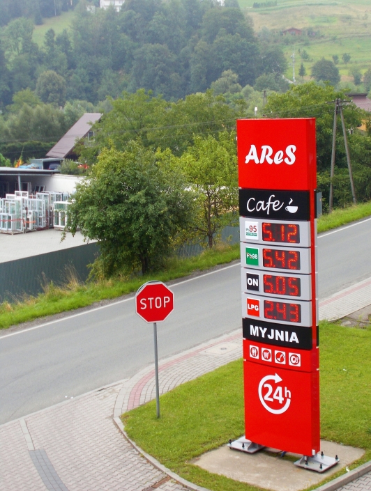 pylon cenowy na wjeździe do stacji