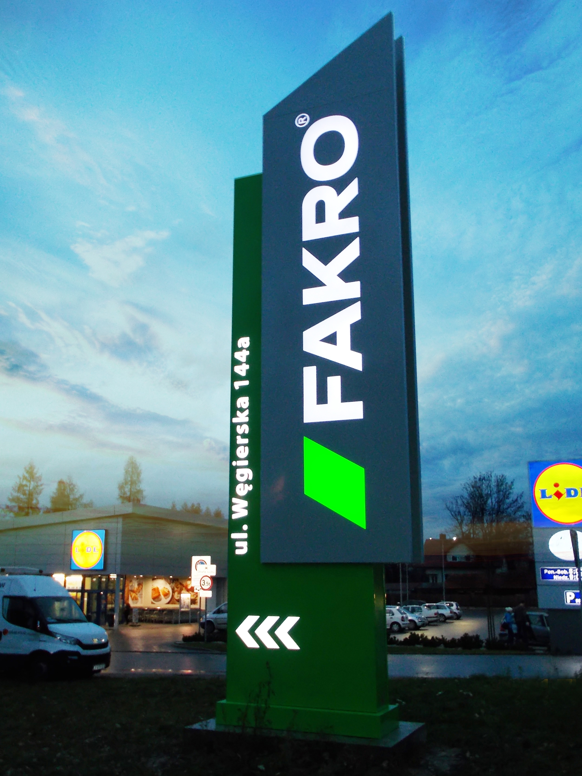 podświetlany pylon reklamowy