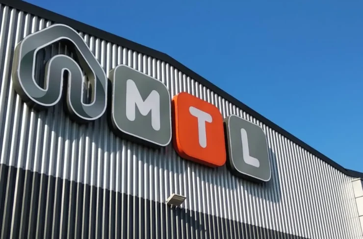 Logo MTL na budynku