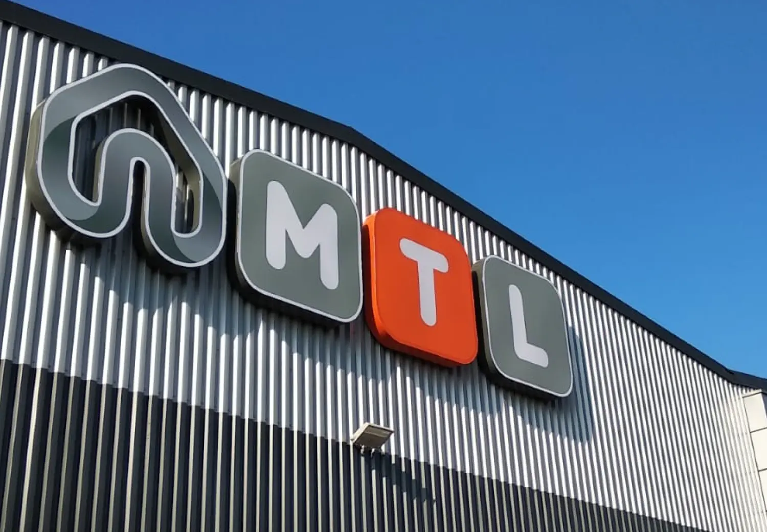 Logo MTL na budynku