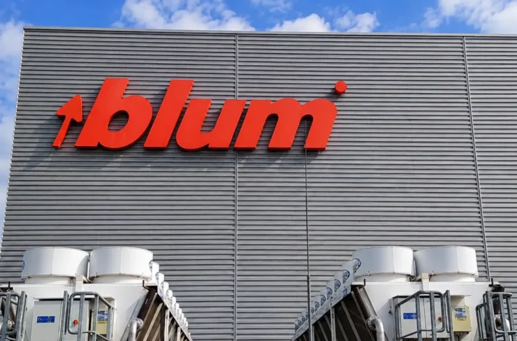 Logo blum na budynku - Graffico