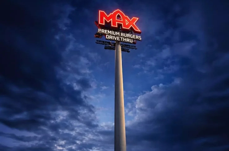 MAX Premium Burger podświetlony wieczorem