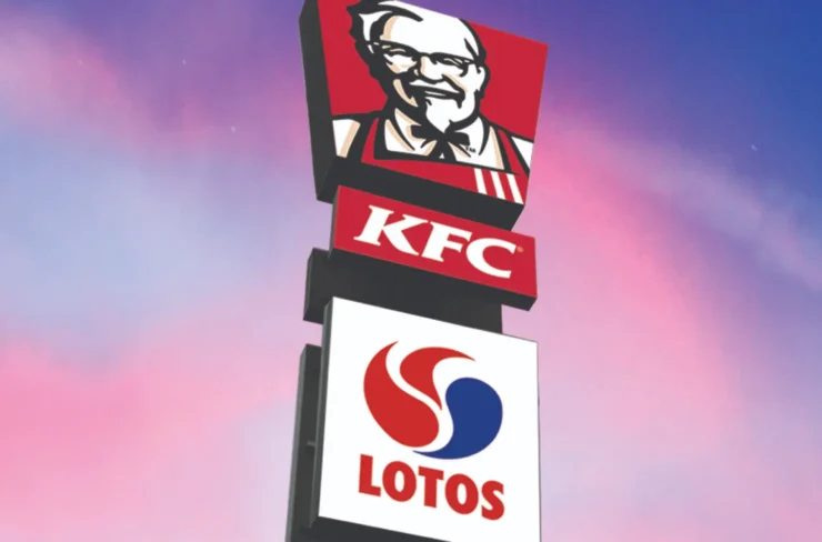 Słup reklamowy KFC i Lotos na zachodzie słońca - Graffico