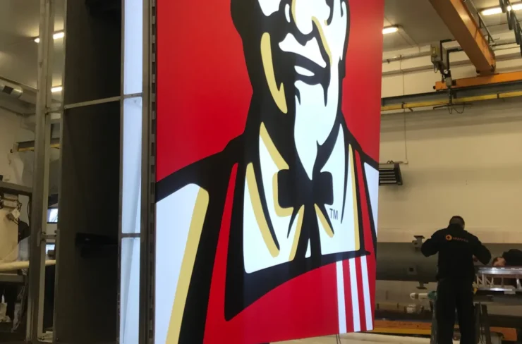 Prace nad pylonem KFC - produkcja Graffico