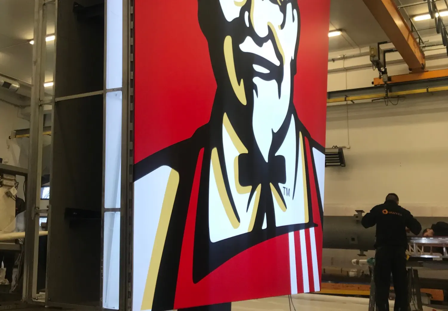 Prace nad pylonem KFC - produkcja Graffico