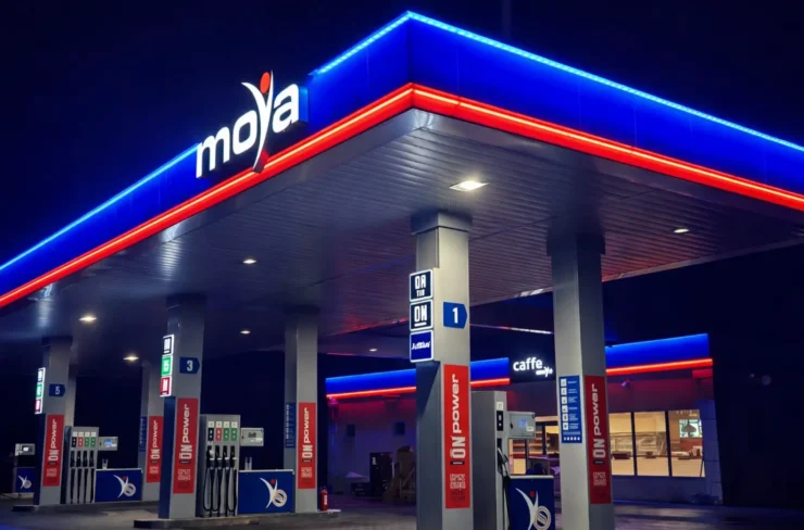 Stacja paliw moya nocą - Graffico