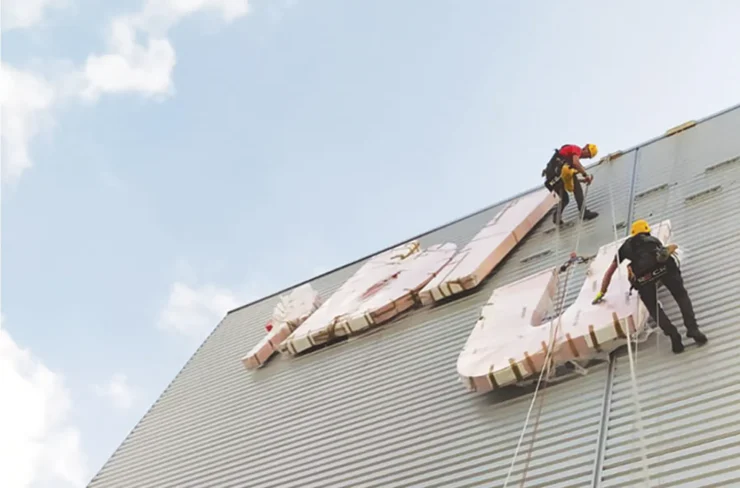 Montaż liter reklamowych od kulis - zespół Graffico
