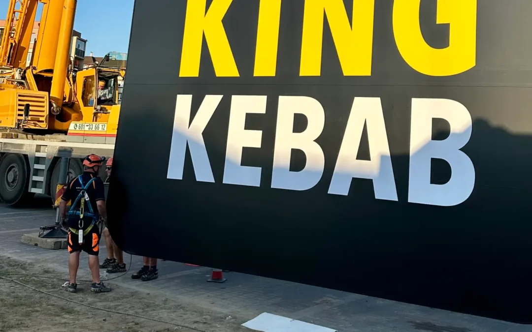 Jak dobrać odpowiednią wysokość słupa reklamowego z logo?