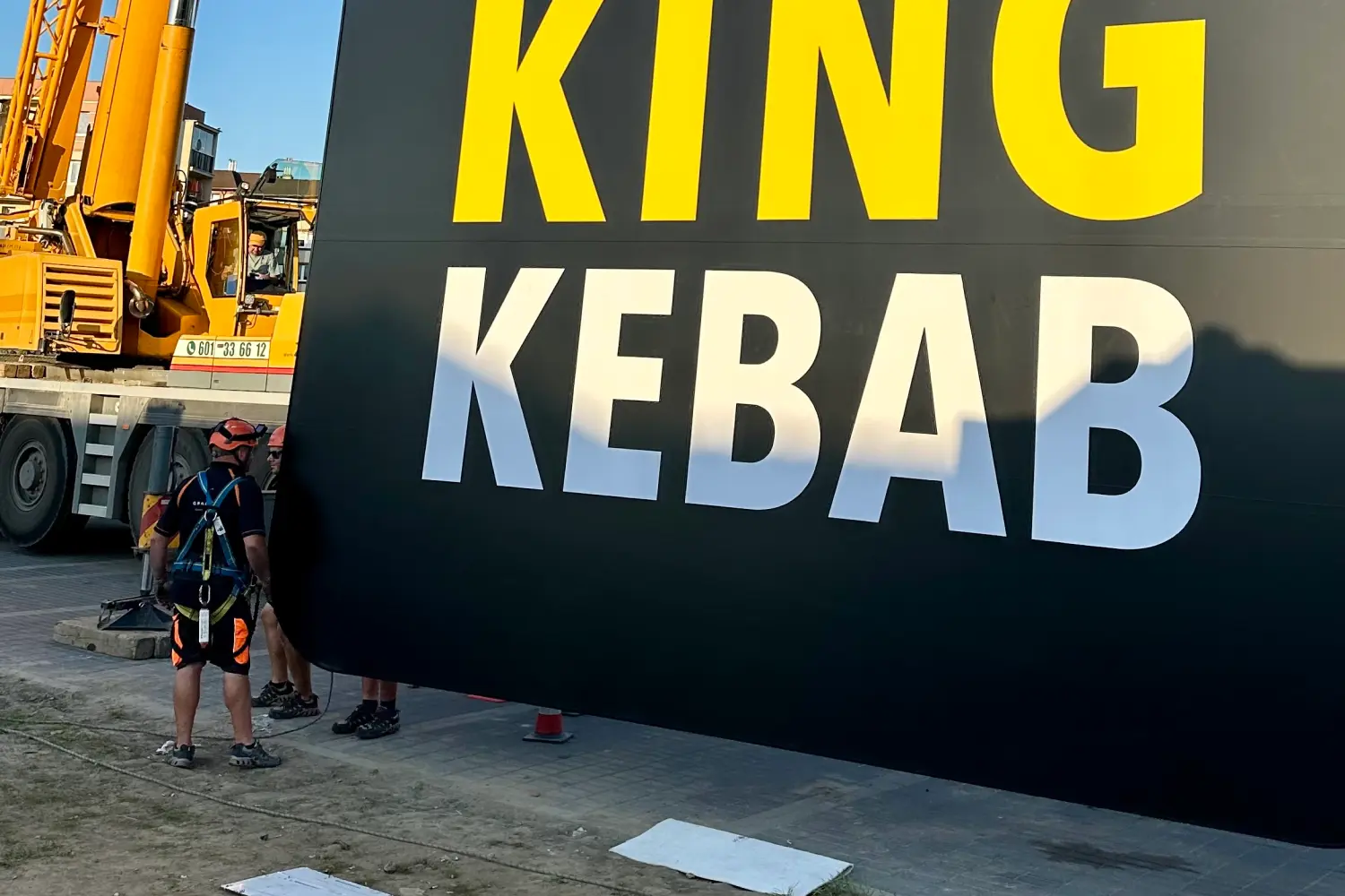 Montaż King Kebab od kulis - zespół Graffico