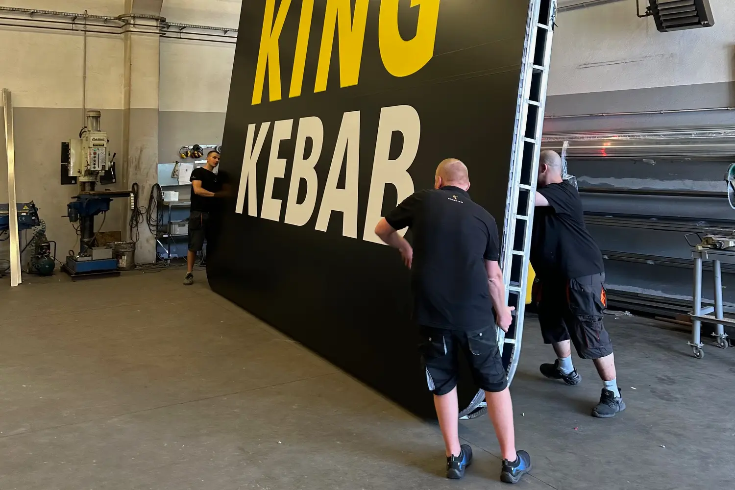 Produkcja pylonu Kebab King - Graffico