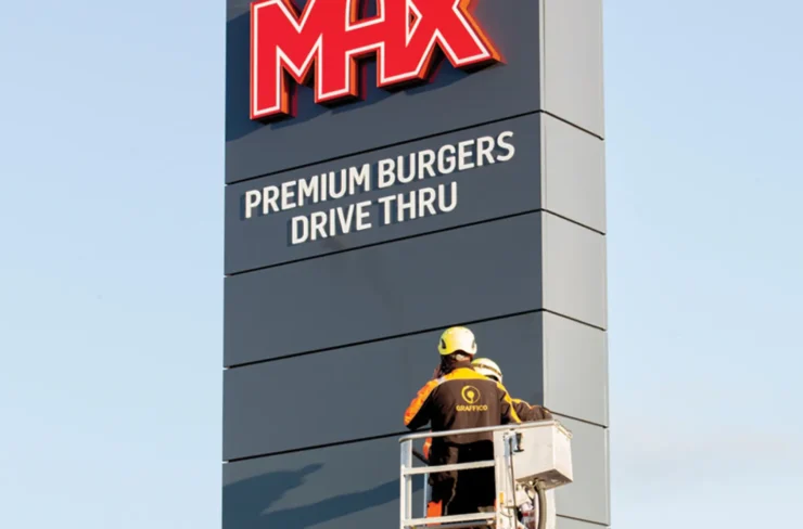 Prace nad pylonem dla MAX Premium Burgers Drive Thru - Graffico