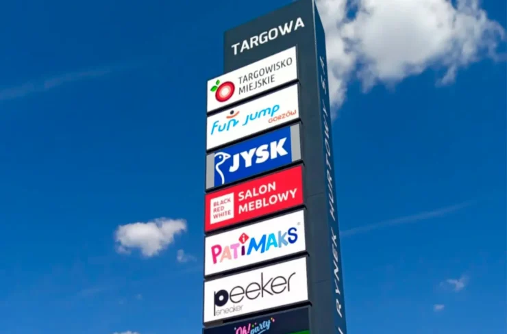 Pylon parku handlowego Targowa z dołu