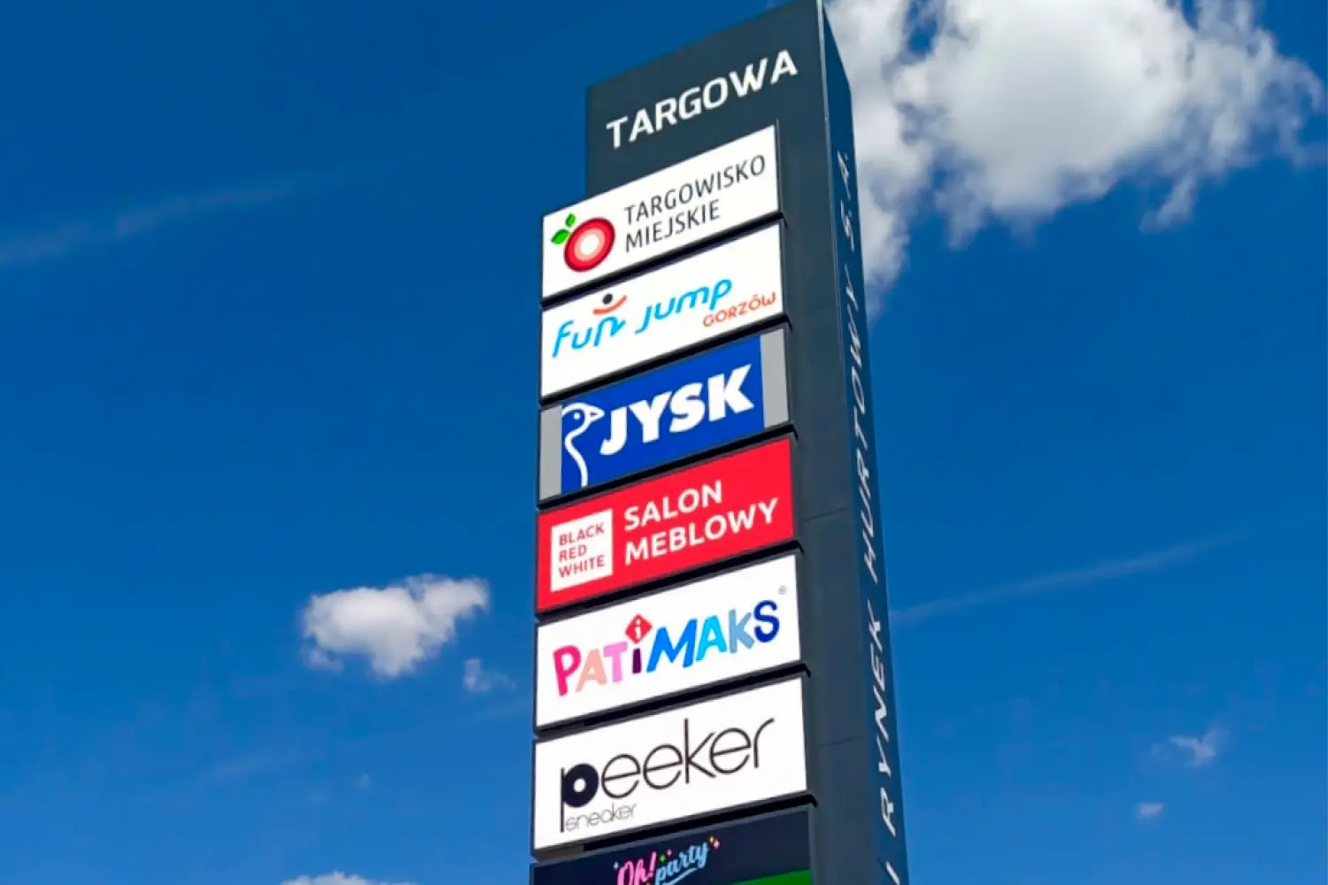Pylon parku handlowego Targowa z dołu