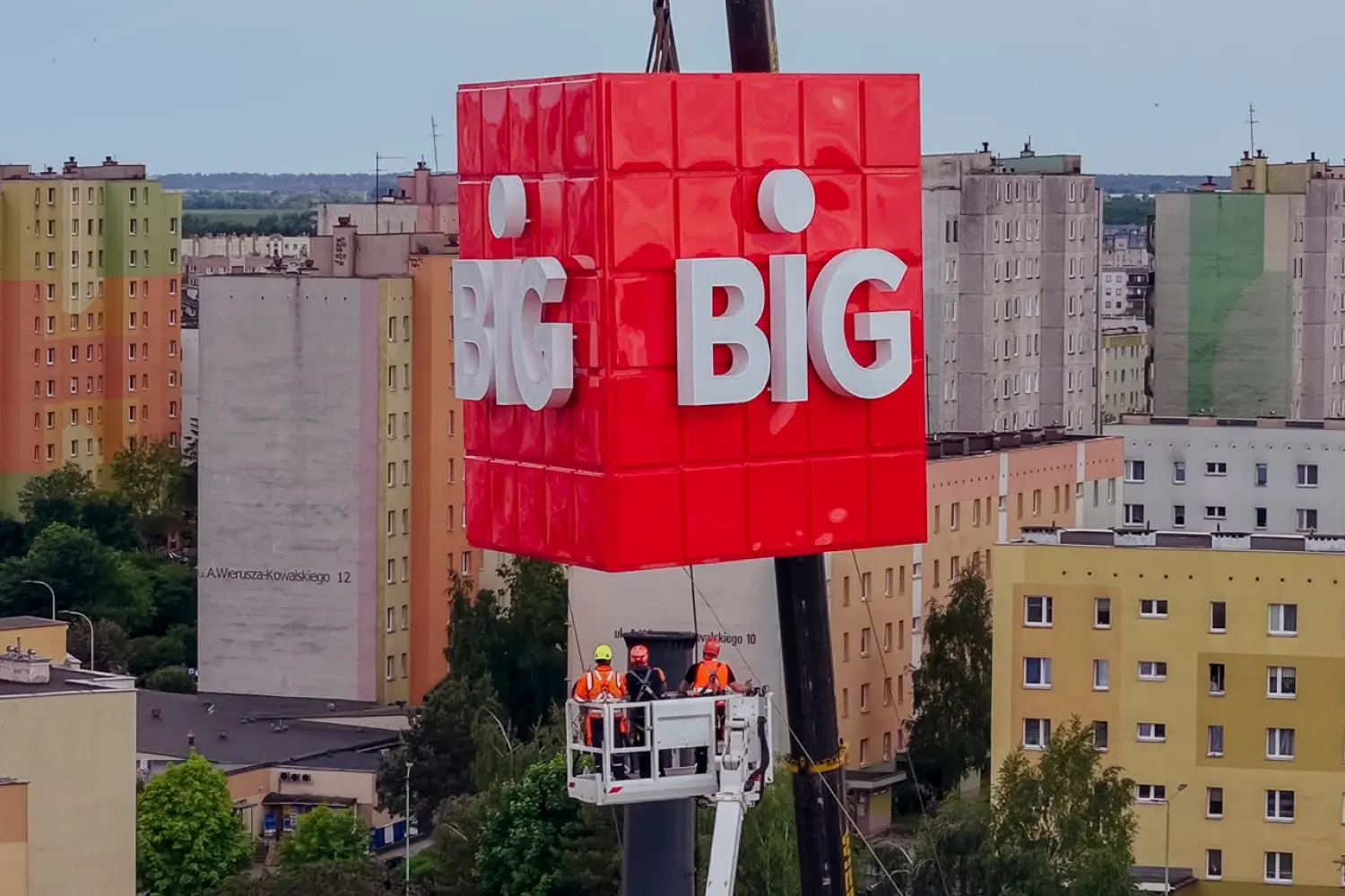 Montaż pylonu BIG