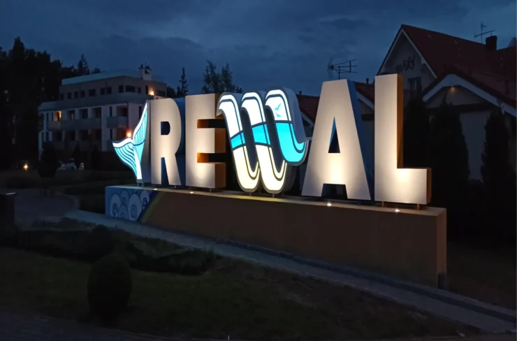 Witacz miasta Rewal w nocy
