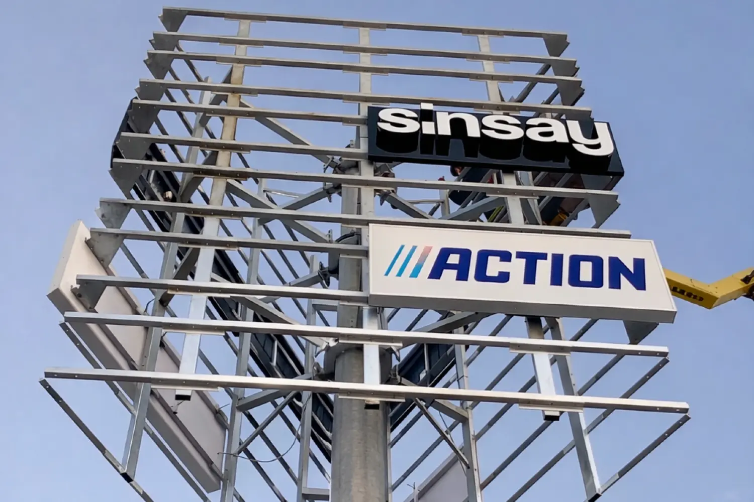 Montaż Sinsay i Action - park handlowy