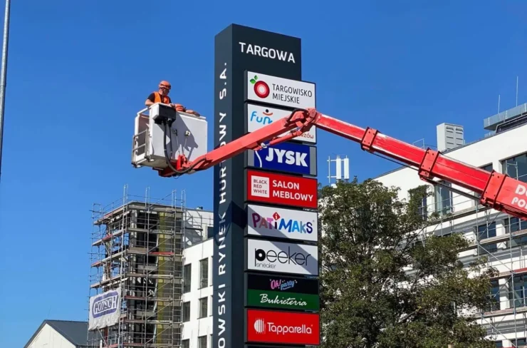 Montaż pylonu reklamowego Targowa