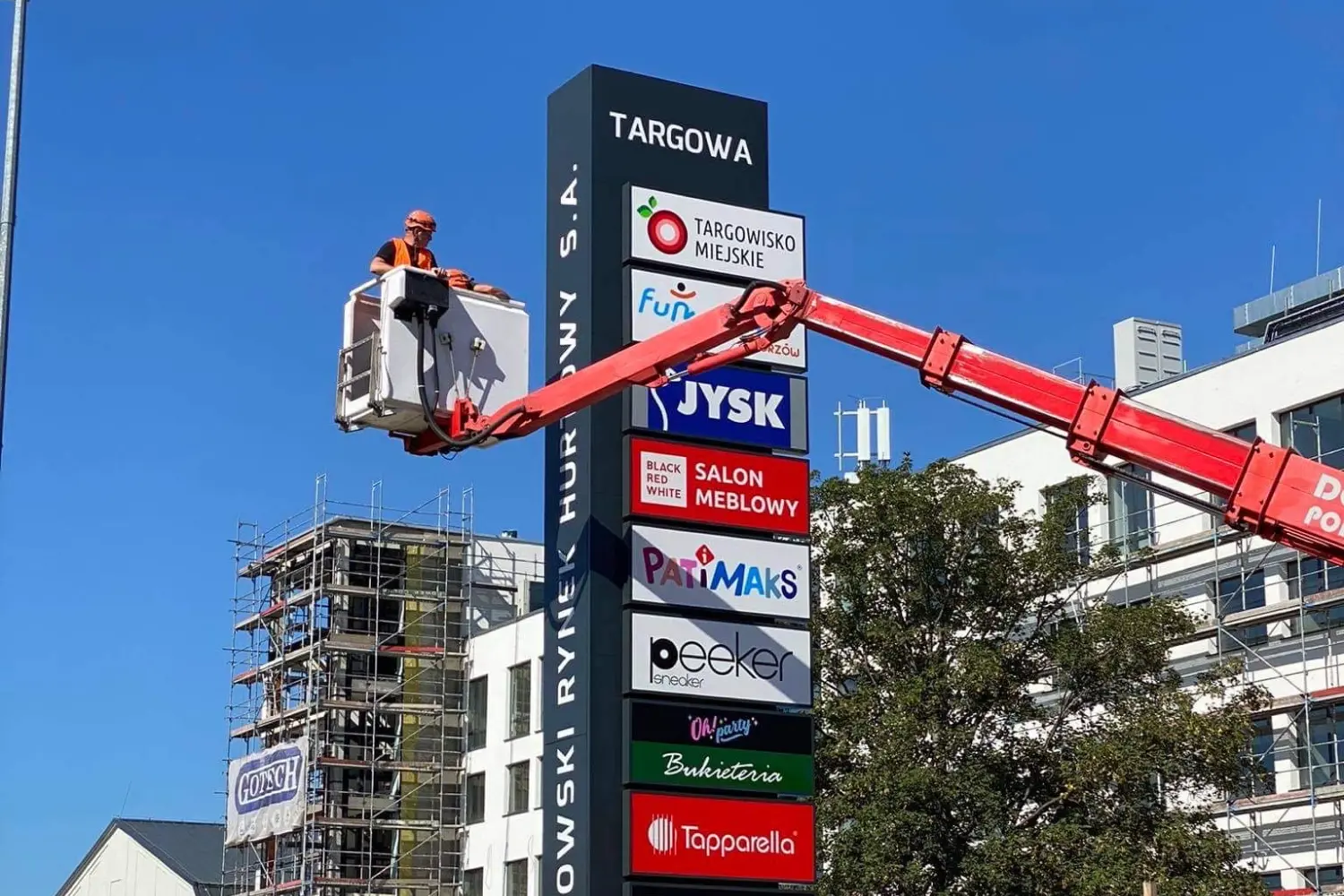 Montaż pylonu reklamowego Targowa