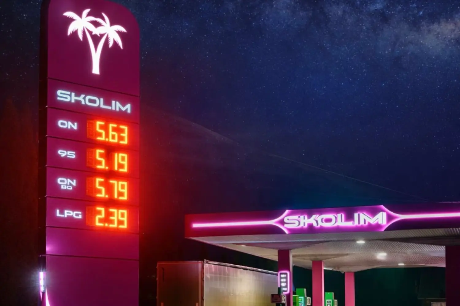 Stacja paliw Skolim z pylonem cenowym na ciemnym tle
