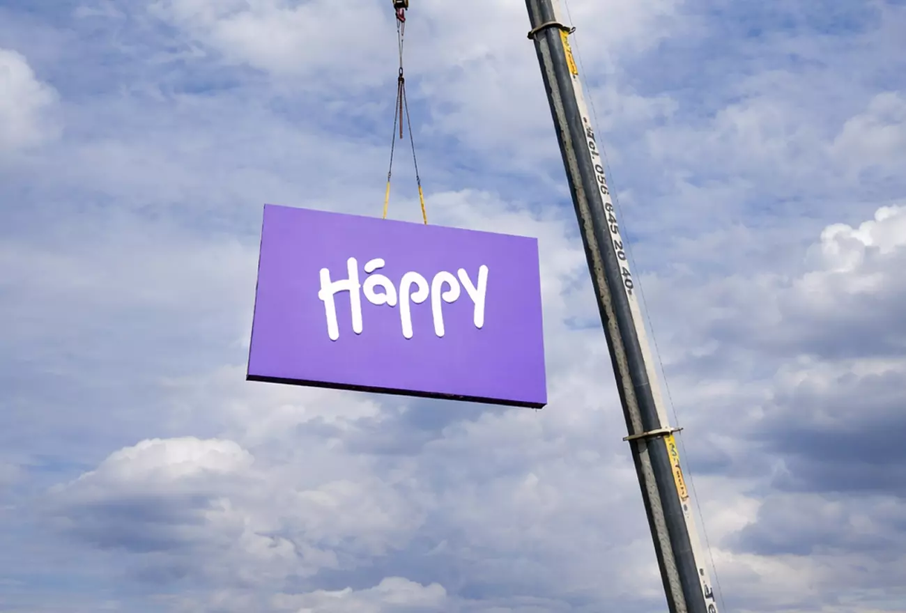 Logo Happy wiszące na wysięgniku