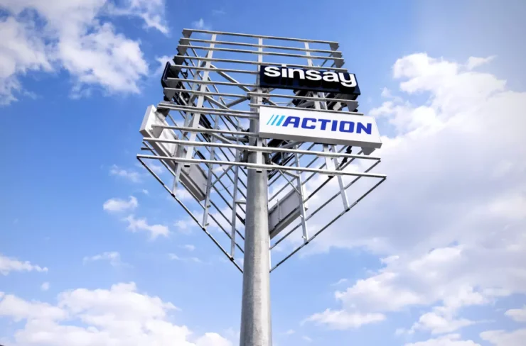 Pylon z logotypem Sinsay i Action