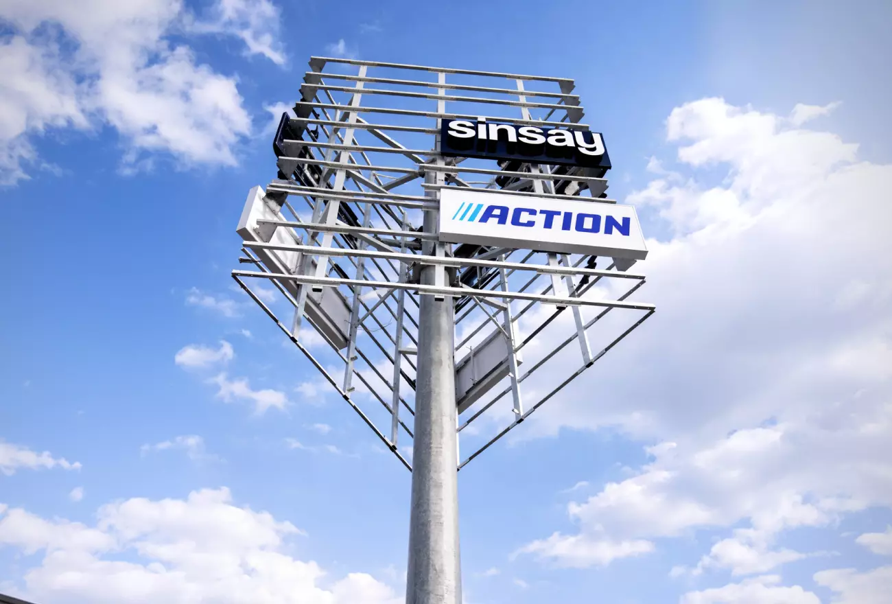 Pylon z logotypem Sinsay i Action
