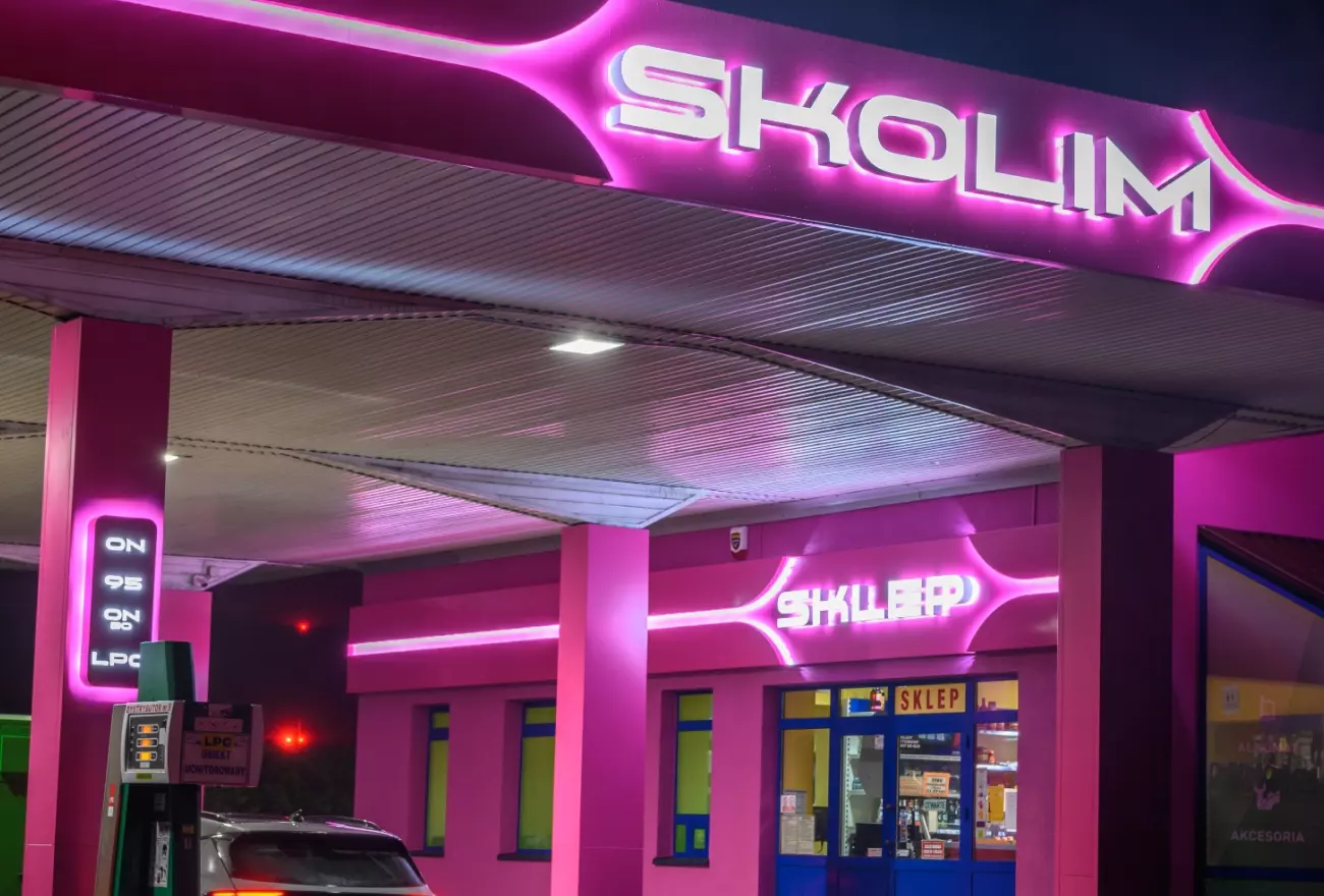 Zdjęcie stacji paliw Skolim - realizacja Graffico