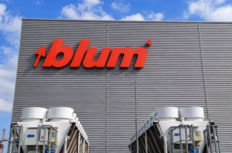 Logo Blum na elewacji - producent Graffico