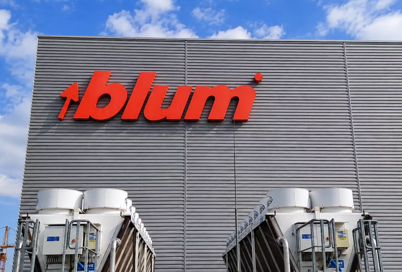 Logo Blum na elewacji - producent Graffico