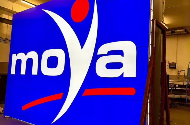 Podświetlone logo Moya