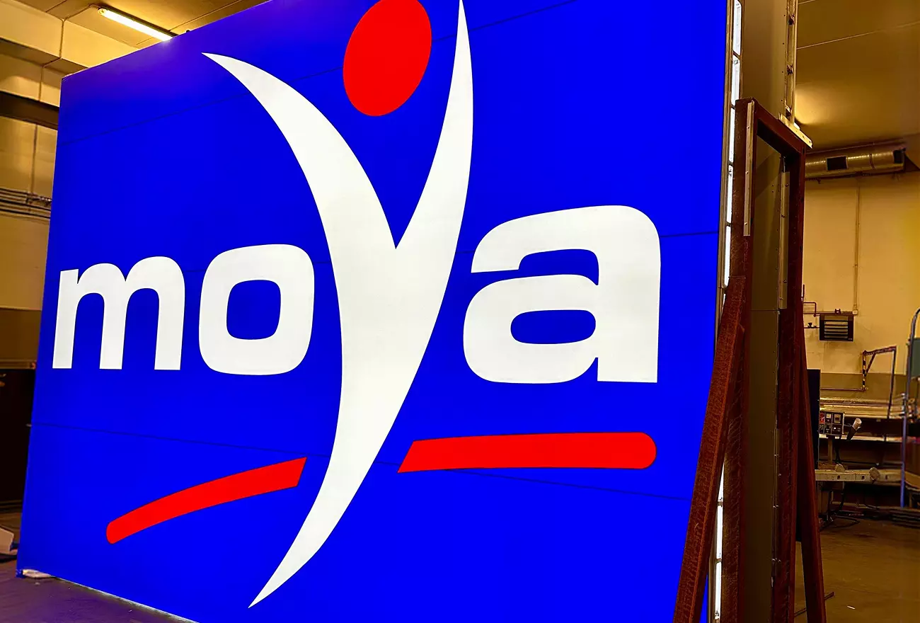 Podświetlone logo Moya