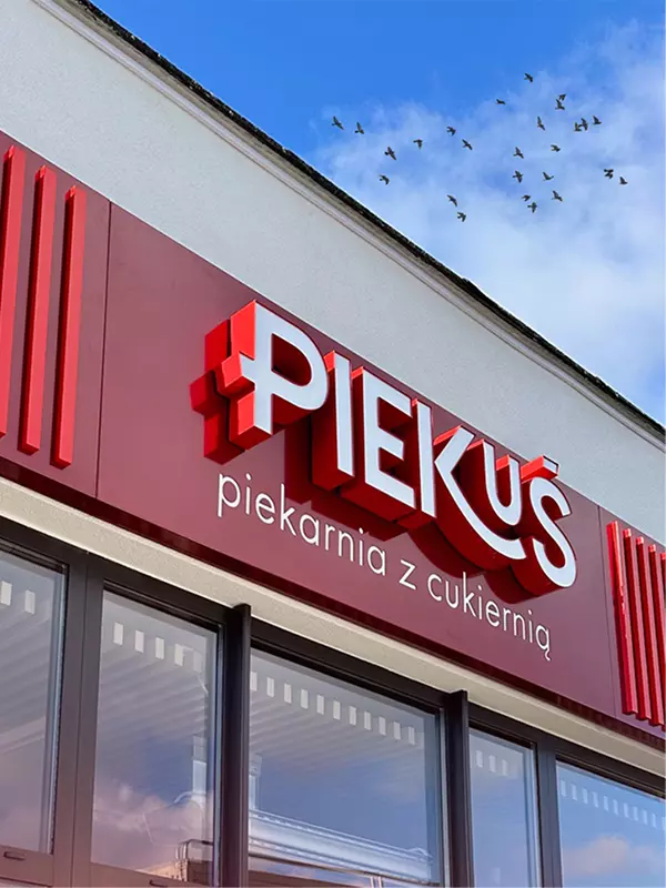 Logo PIEKUŚ na elewacji