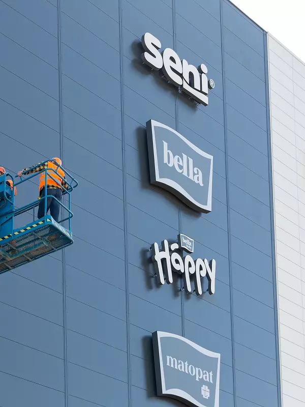 Pracownicy Graffico na wysięgniku