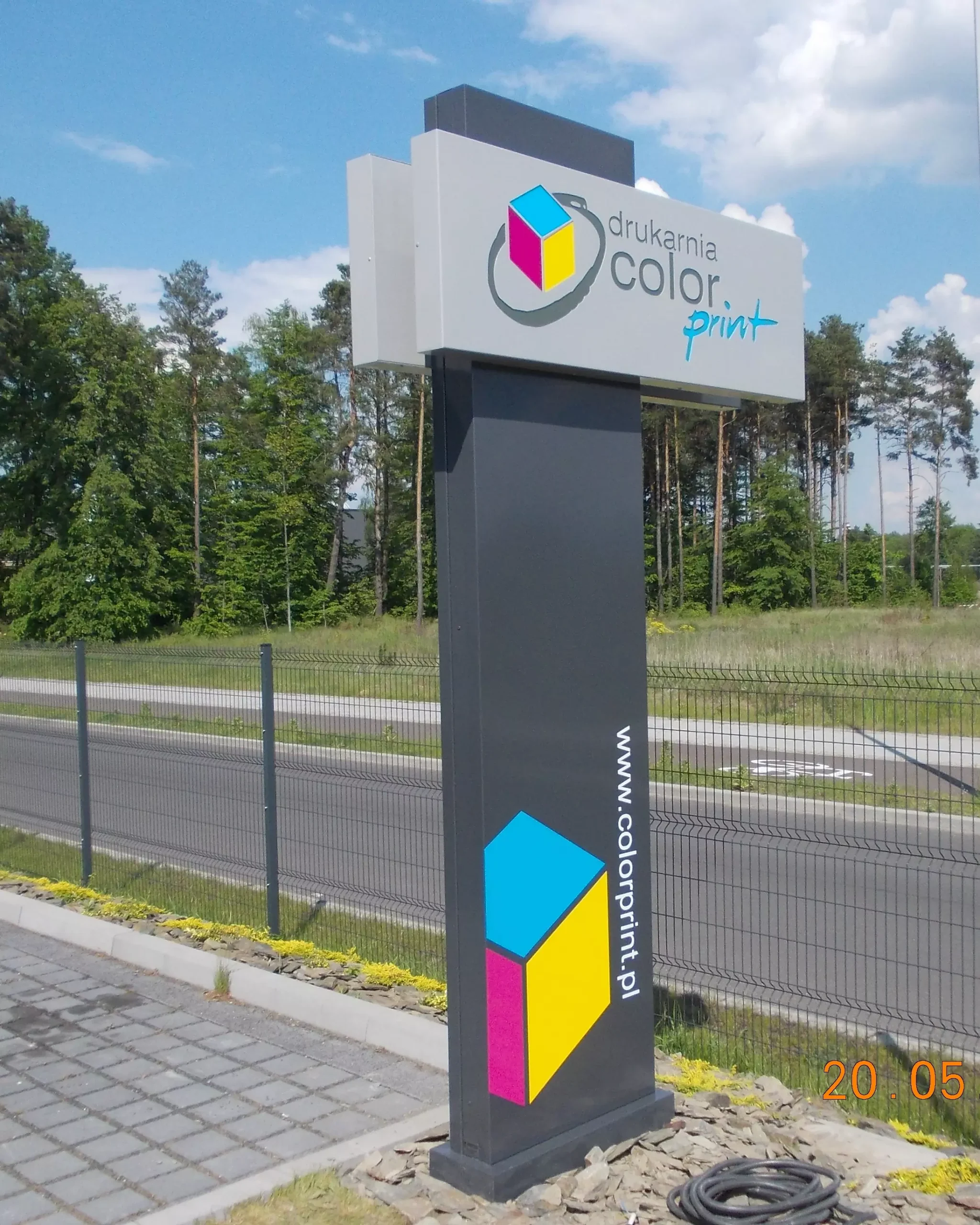 pylon reklamowy producent