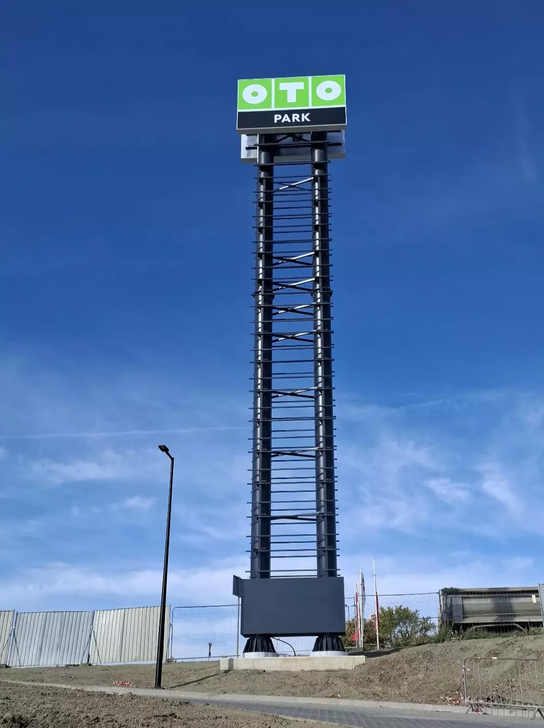 pylon dla parku handlowego Graffico