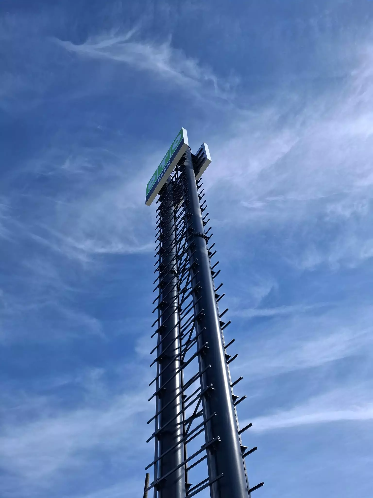 pylon dla parku handlowego Graffico