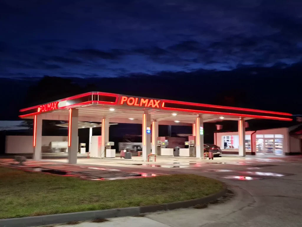 Stacja paliw nowa, ale wygląda jak z lat 90.? 7 oznak przestarzałego brandingu