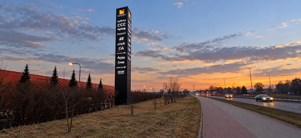 Pylon wielomarkowy dla parku handlowego – jak połączyć design, widoczność marek i nowoczesną architekturę?