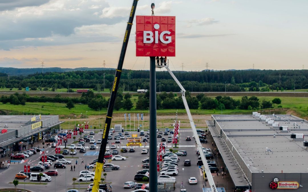 Ile kosztuje pylon reklamowy? 7 czynników, które wpływają na cenę