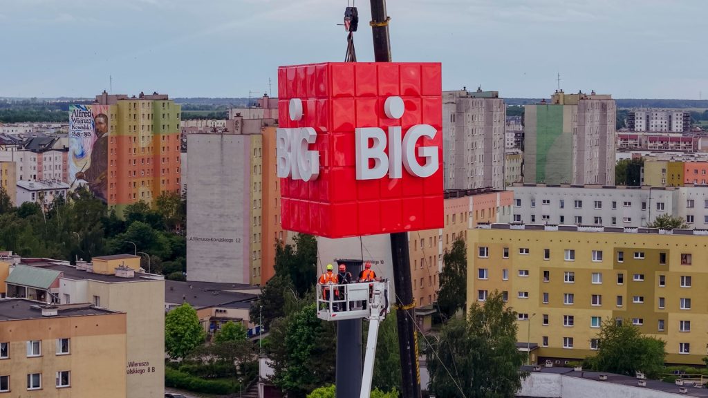 Jak wygląda montaż pylonu reklamowego o wysokości 30 metrów?