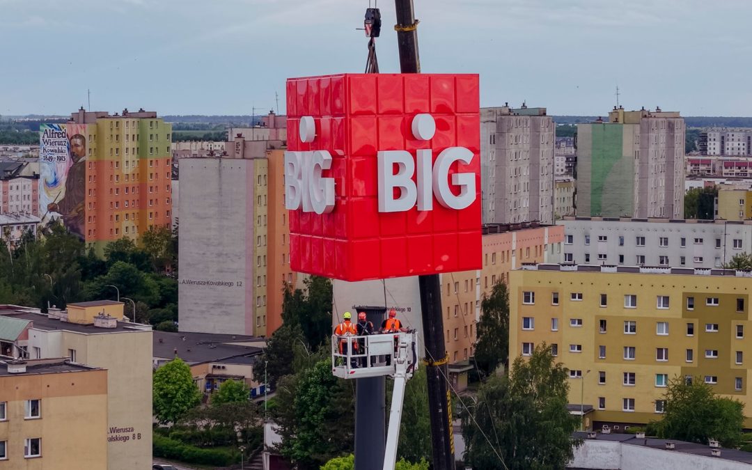 Jak wygląda montaż pylonu reklamowego o wysokości 30 metrów?