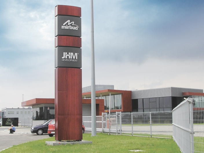 pylon reklamowy przy firmie