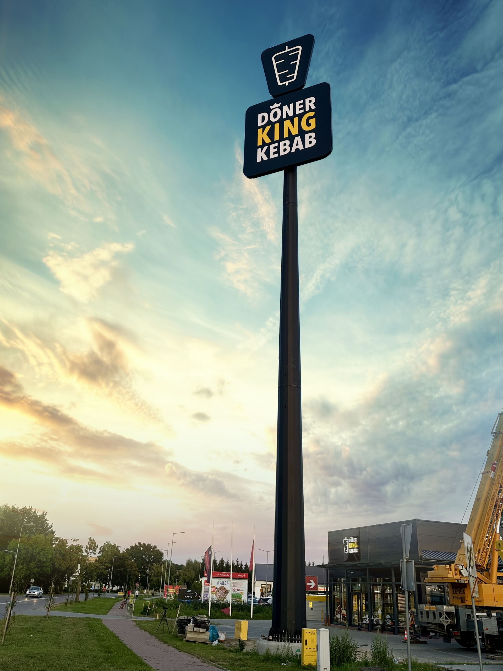 Słup reklamowy przy restauracji