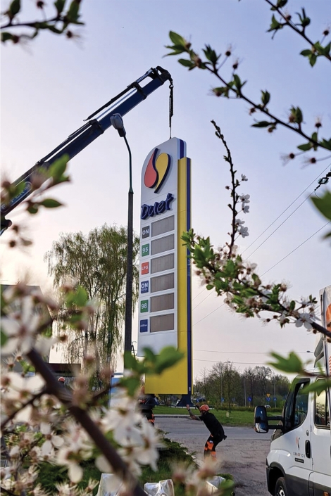 montaż pylonu cenowego