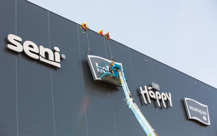 montaż kasetonu świetlnego